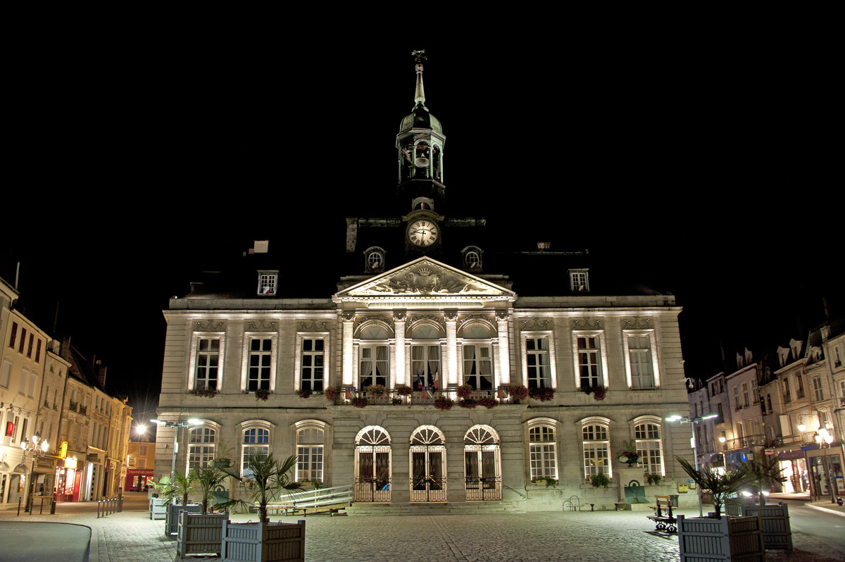 L'hôtel de ville de Chaumont, place de la Concorde